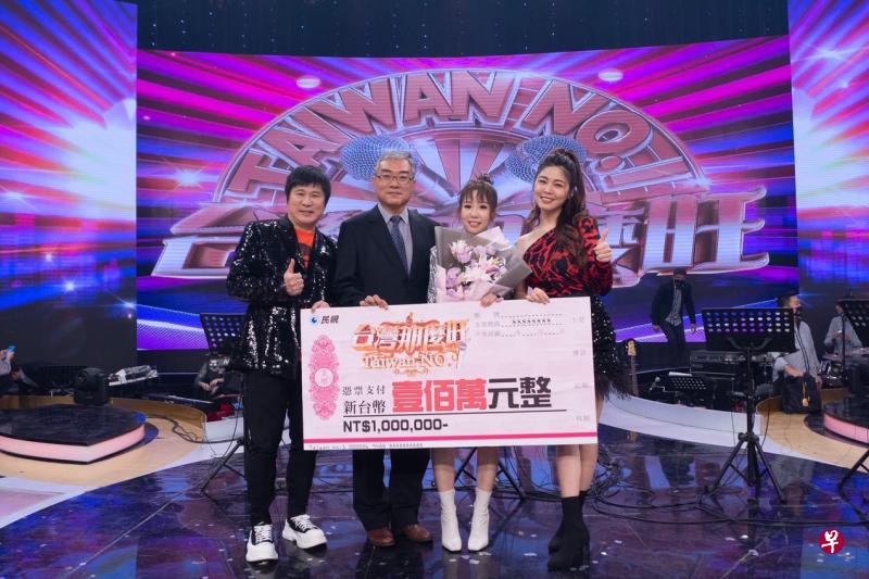 魏妙如（左三）从民视副总裁许念台手中接过100万新台币奖金，主持人胡瓜（左一）和白家绮（右一）很为她开心。