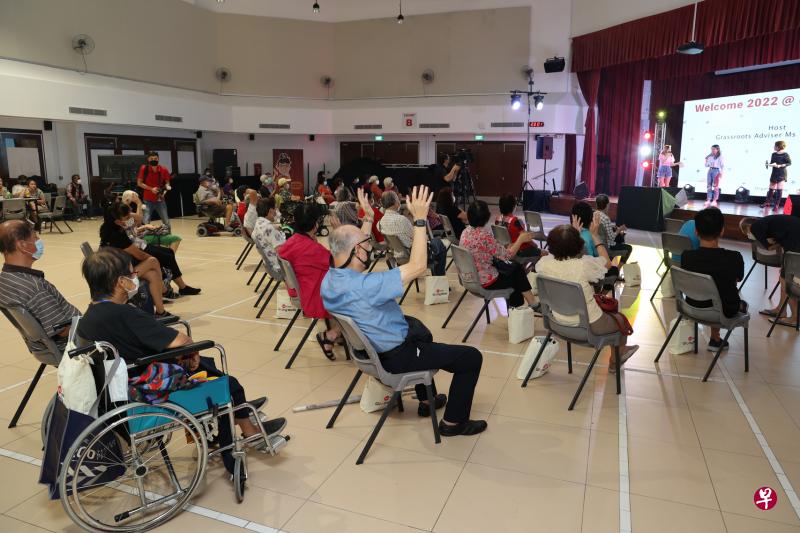 麦波申区举行混合式跨年倒数活动，年长居民在民众俱乐部参与线下演唱会的同时，线上也有900名居民观看直播。（梁麒麟摄）