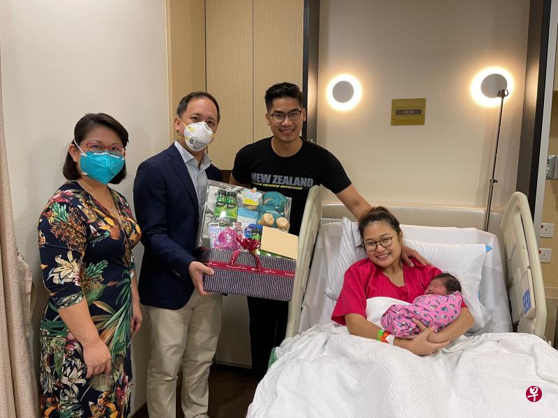 诺法蒂娜（右一）和塞赫尔（右二）相信，女儿达尼娅的出世会让家庭更加幸福、欣喜和自豪。百汇东岸医院也为这名元旦宝宝送上礼物。（百汇东岸医院提供）