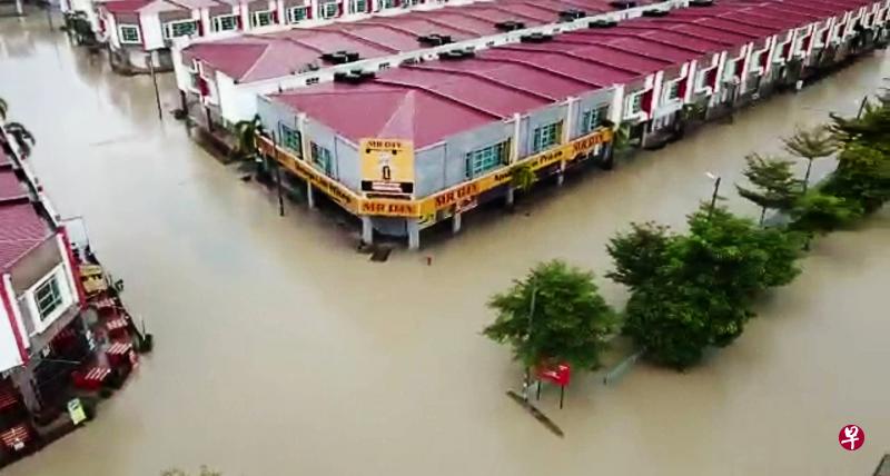 森美兰州金马士镇的街道被大水淹没，主要道路中断，无法通车。（森州消拯局提供）