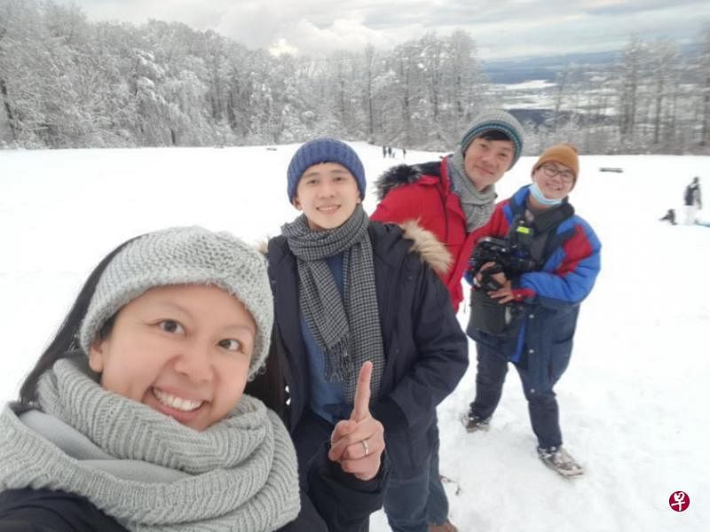陈美儿（左一）与杨君伟（右二）等开心滑雪。