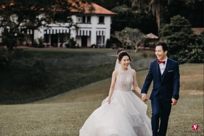 陈伟联（右）宣布和圈外未婚妻结婚，并公开婚纱照。（Mode Entertainment提供）