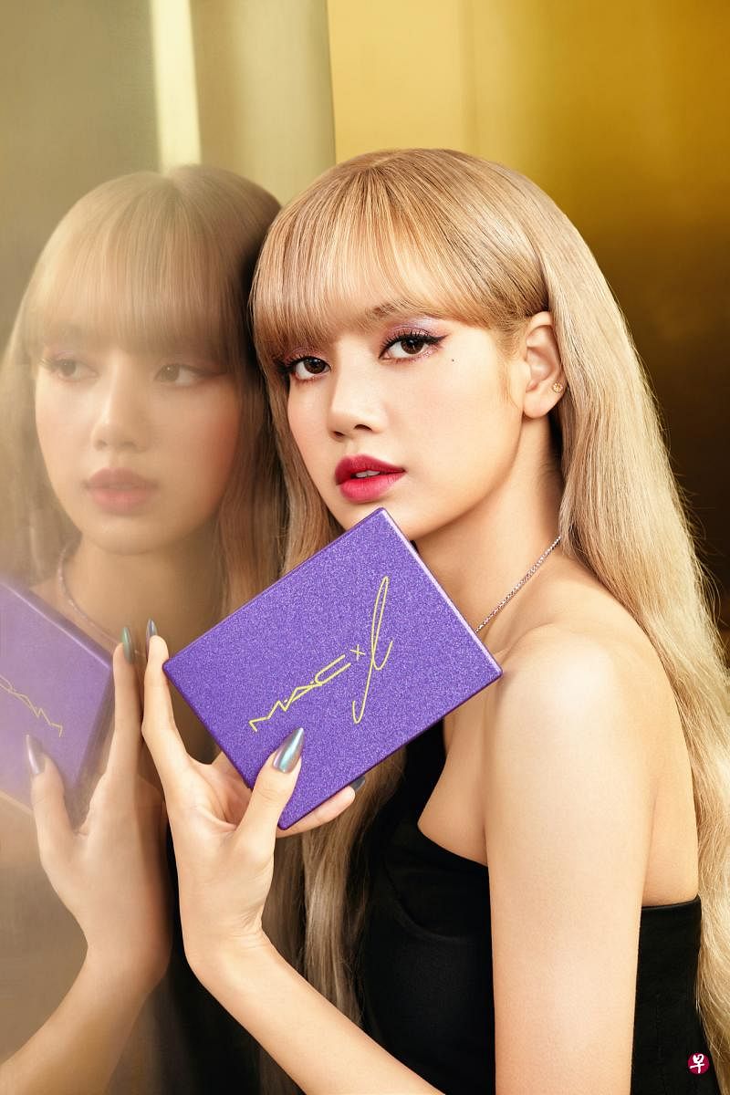 Lisa X M.A.C联名款示范紫色系妆容。
