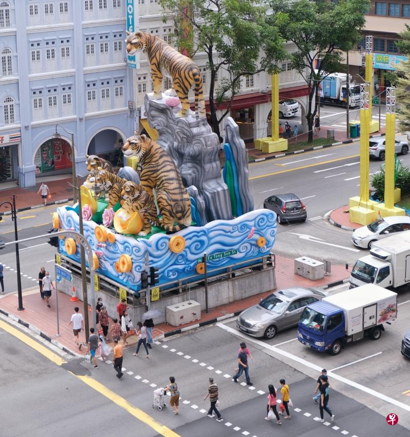 牛车水农历新年灯饰将于明晚点亮，图为位于余东璇街、高达5米的群虎造型灯饰。（曾坤顺摄）