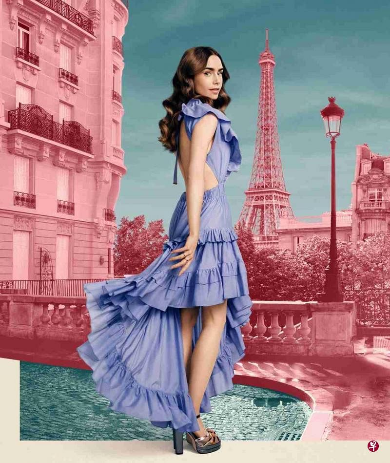 “Emily in Paris II”宣传海报以紫色长裙造型为主。（互联网）