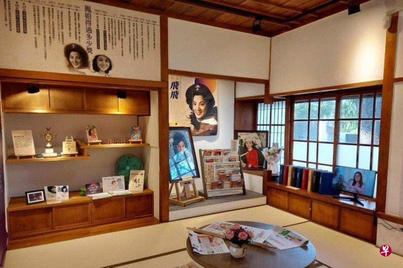 ↑“凤飞飞故事馆”1月2日开馆，吸引300多名“凤友会”成员包车前往共襄盛举（右图）。（互联网）
