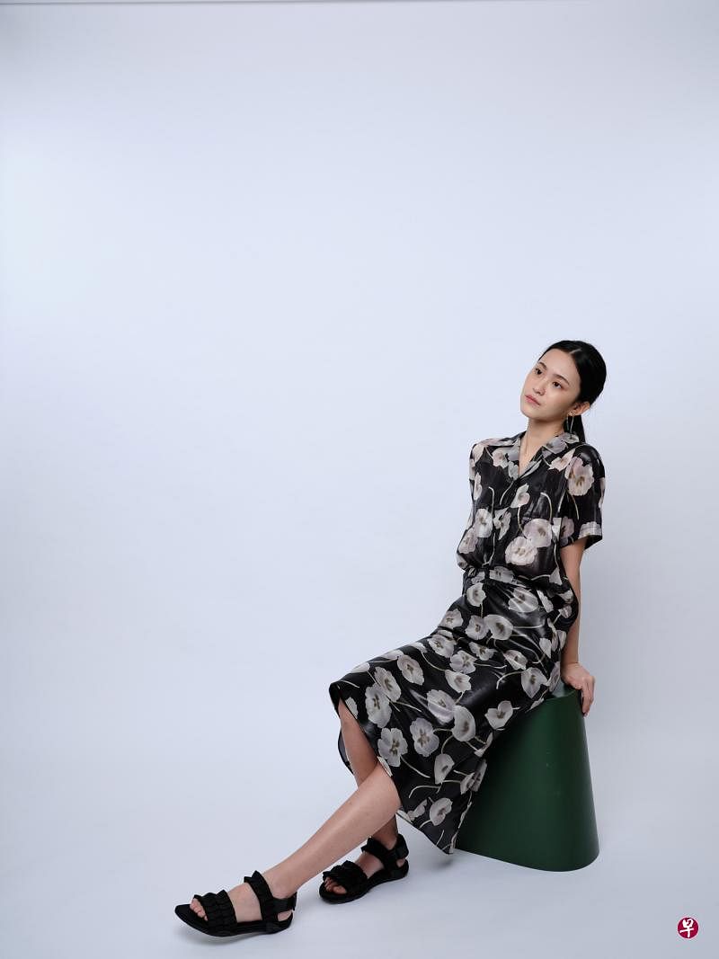 Nana & Bird V领衬衫配同花色半裙，雅致时髦。