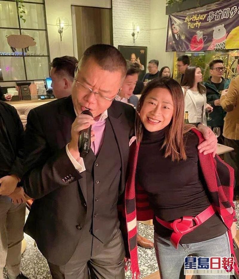 政界流传图片，洪为民1月3日当晚，在餐厅搭着一名女子高歌。照片中的人都没戴口罩。（互联网）