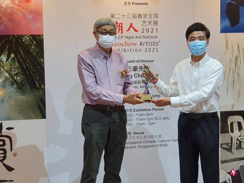 今年的“义安年度特选卓越艺术家奖”得奖者是本地知名水墨画家郑剑峰（左图，左），水彩和油彩画家吴锦宏（右图，左）获“义安新晋艺术家奖”。国防部高级政务部长王志豪是颁奖嘉宾。（义安文化中心提供）