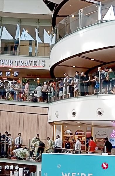 救护人员到场抢救客工，引起不少公众围观。天花板的三角形缺口，相信就是伤者落下的地方。（互联网）