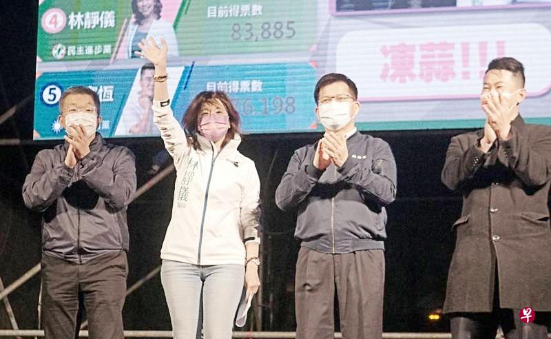 林静仪（左二）昨晚赢得台中市第二选区立委补选后，与民进党籍的立法院副院长蔡其昌（左一）、林佳龙（右二），以及基进党前立委陈柏惟，上台接受支持者欢呼。（自由时报）
