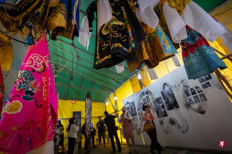 在DECK举行的“台上·台下”展览，搭建街戏舞台展出街戏照片、录像、服装与装置。