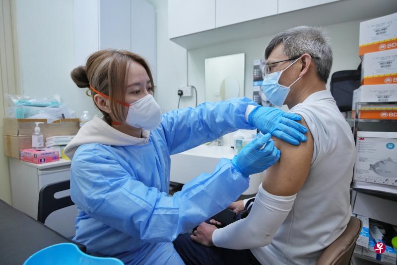 叶敏聪（右）因担心自己的身体可能对冠病疫苗产生过敏反应，所以直到昨日才接种第一剂国药疫苗。（谢智扬摄）