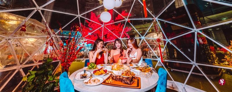 到首都新加坡户外广场的泡泡圆穹享受不一样的餐饮体验。（主办单位提供）