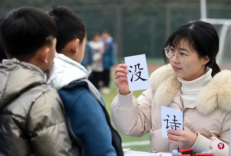 双减政策推行半年后，安徽合肥一所小学以游戏取代考试，测评学生的识字能力。（新华社）