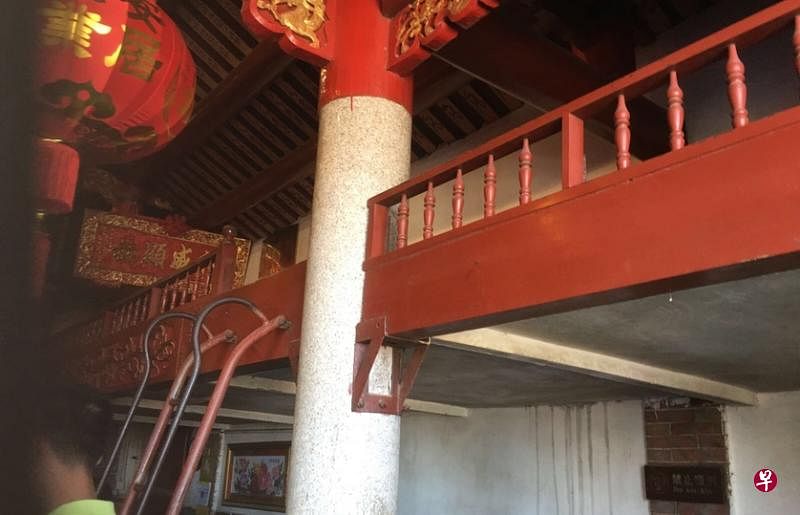 福建晋江马甲乡仙公山上的丰山洞正殿两旁，均设置有上下两层木制睡床位（上图及下二图），日夜均供人随时上床入眠寻梦，如此罕见布置，是目前仍然流传的千年“祈梦”奇俗。（作者摄）
