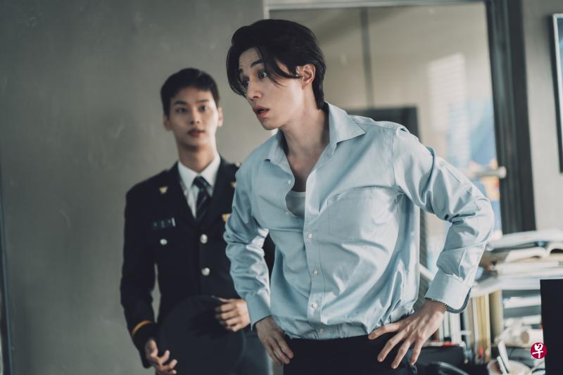 李栋旭（右）饰演一心只想升官发财的刑警，后来被自己的分裂人格影响，成了奋力找出真相的正义警察。