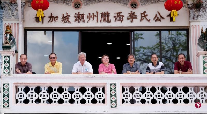 潮州陇西李氏公会会务顾问李玉云（中）、会长李光庭（右三）和执行会务顾问李为万（左三），连同总务李修庆（左起）、财政李平凯、副会长李润松和李九弟等全体理事，致力于照顾宗亲福利和会员子弟的教育。（曾坤顺摄）