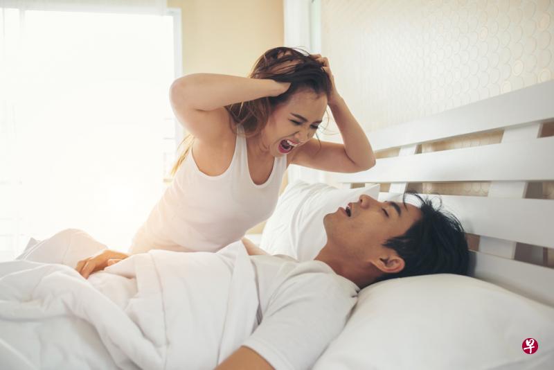 睡眠窒息症患者的打呼声，常会对枕边人的睡眠素质造成严重影响。（iStock图片）