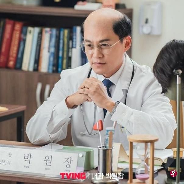 漫改剧深受欢迎，李瑞镇主演的喜剧《内科朴院长》，改编自拥有400万点击量的同名人气网漫。（互联网）