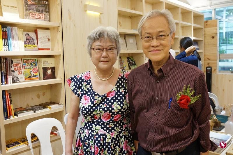 英培安生前与妻子吴明珠摄于城市书房开幕典礼。