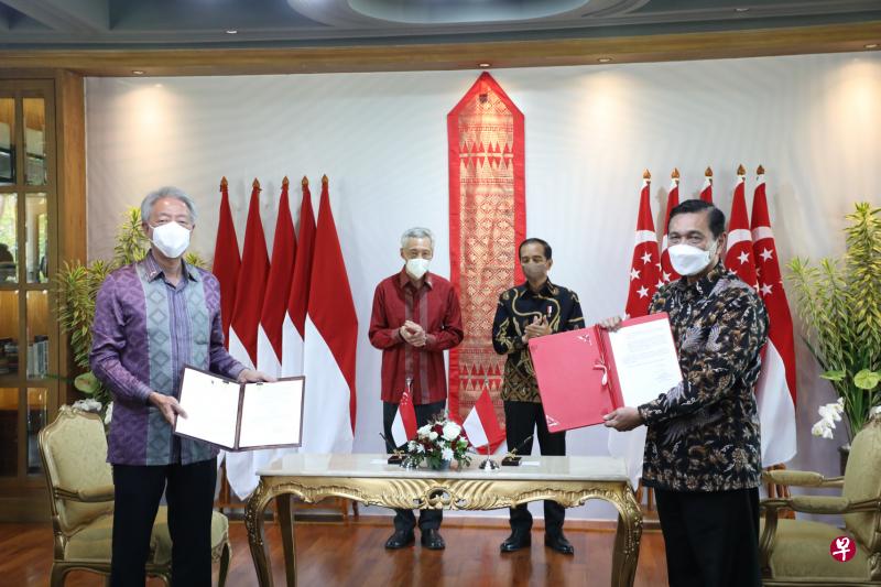 我国国务资政兼国家安全统筹部长张志贤（左一）和印尼海洋事务与投资统筹部长卢胡特（右一）领导此次谈判工作。他们昨天在我国总理李显龙（左二）和印尼总统佐科的见证下交换信件，承诺让两国达成的三项协议同时生效。（邝启聪摄）