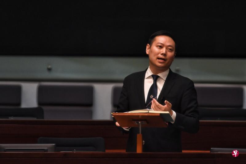 香港特首林郑月娥对民政事务局局长徐英伟身为主要抗疫官员，仍然出席逾百人的私人宴会，尤其感到失望。图为徐英伟资料图片。（香港中通社）