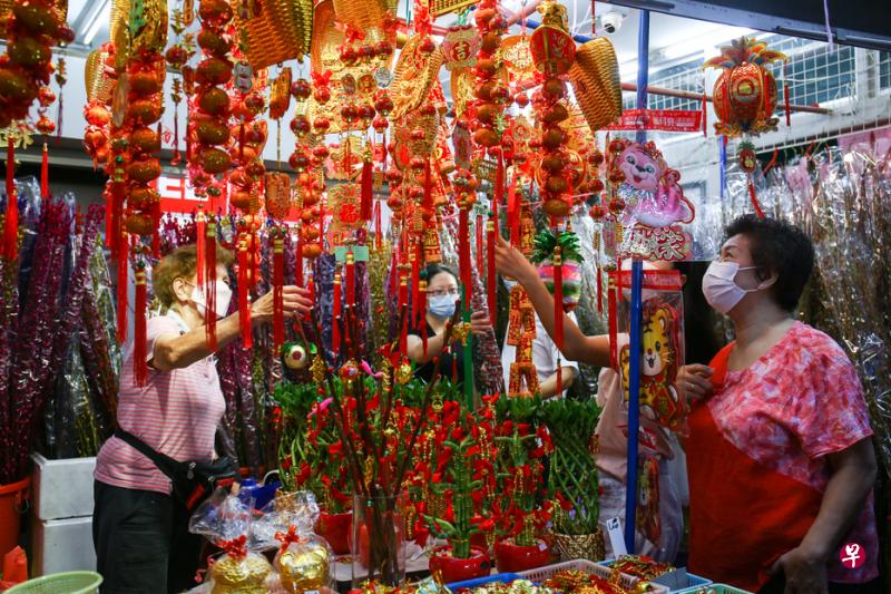 琳琅满目的新年挂饰，买哪个好呢？