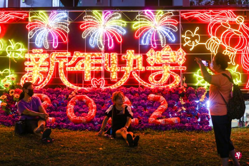 友诺士邻里的新年灯饰吸引公众前去拍照。