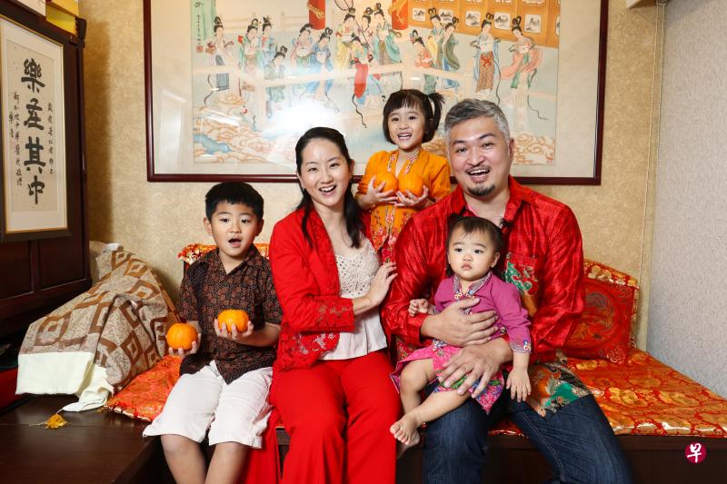 蔡适吉（左二）和丈夫黄鼎翔及孩子们新年爱穿土生华人服饰。
