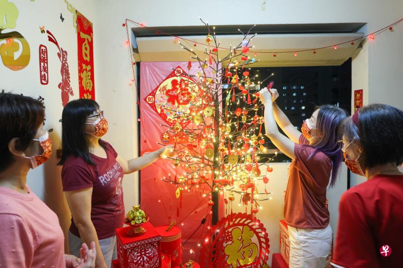 ▲张灯结彩贺新年，家家户户庆团圆。兀兰组屋区的走廊挂上了新年装饰。（卓祾祎）