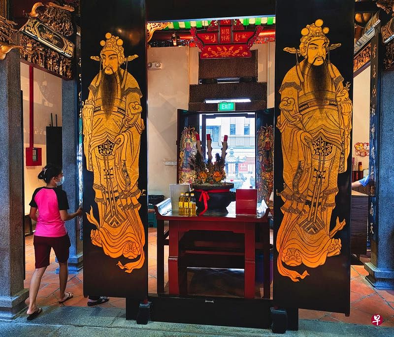 农历新年期间张贴年画门神的风俗在本地已式微，门神的形象多见于庙宇中。图为粤海清庙玄天上帝殿内的文门神（前排）与武门神（后排）。（张思庆摄）