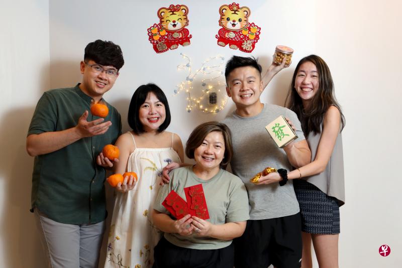 　王祖儿（左二）与丈夫柯毅帆（左一）一直盼望能和家人团聚，一起吃团圆饭和拍全家福；右一起为弟弟的女友郑心怡、弟弟王骏伟和母亲陈丽云。（龙国雄摄）