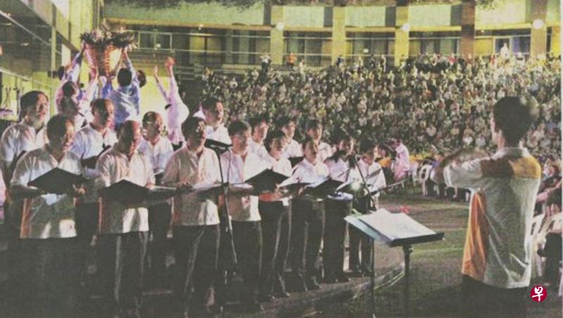 2012年于创新源露天剧场举办的“70年代我们唱的歌”大合唱音乐会。（档案照片）