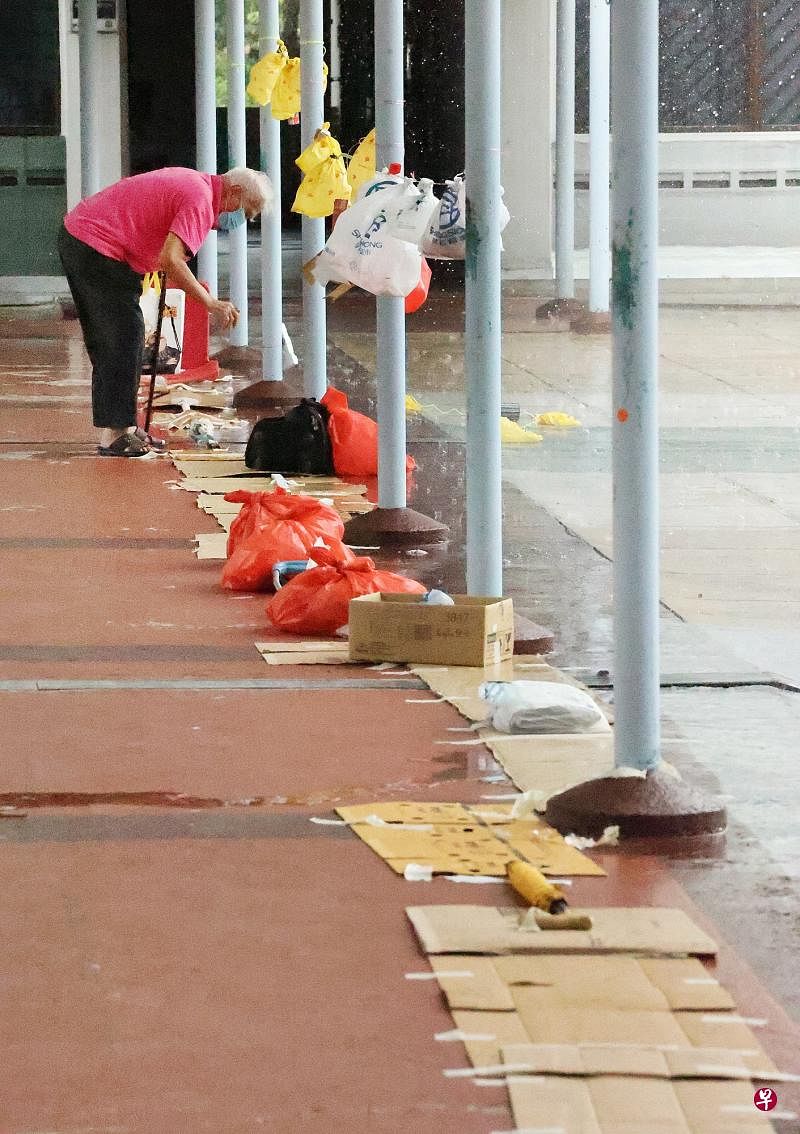 为了领礼包，阿叔阿嫂提前一天到场“霸位”，遍地都是纸皮、塑料袋、宝特瓶等物品。