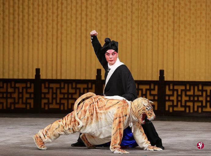 中国上海京剧院建院60周年演出的京剧《武松》，由董欢饰演虎形。（互联网）