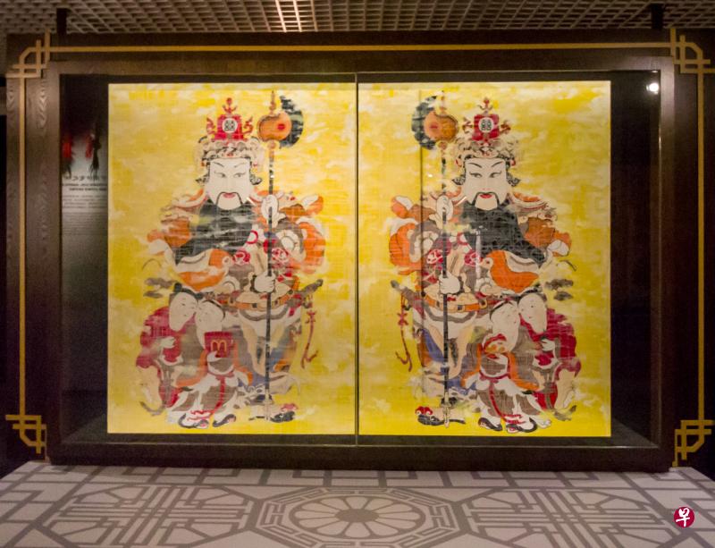 李志作品《麦当劳孩童与手机孩童》在传统门神中融入现代消费元素。