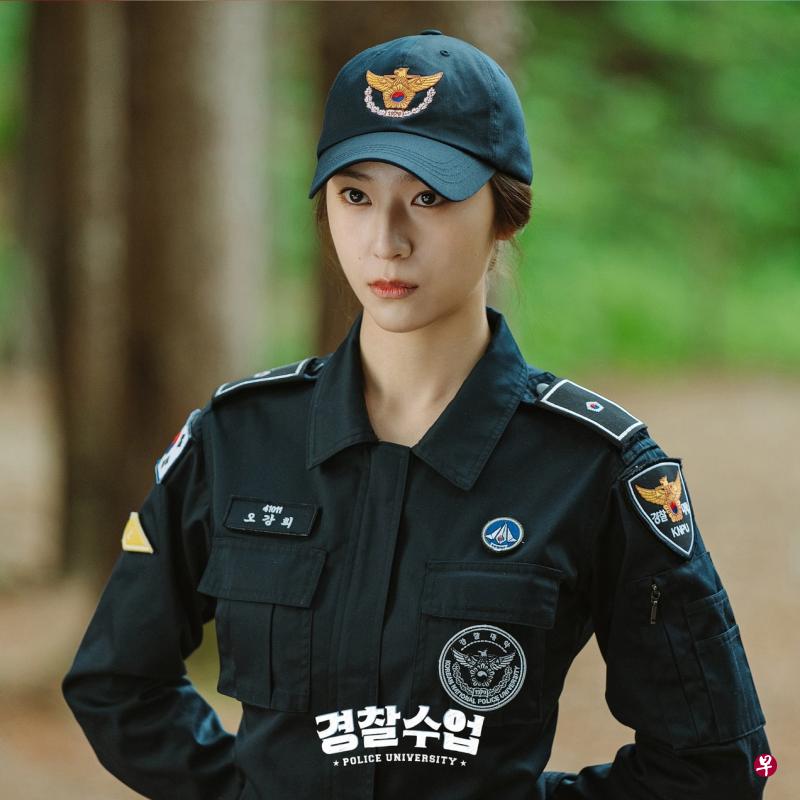 郑秀晶常演出强悍女，展现独特魅力。
