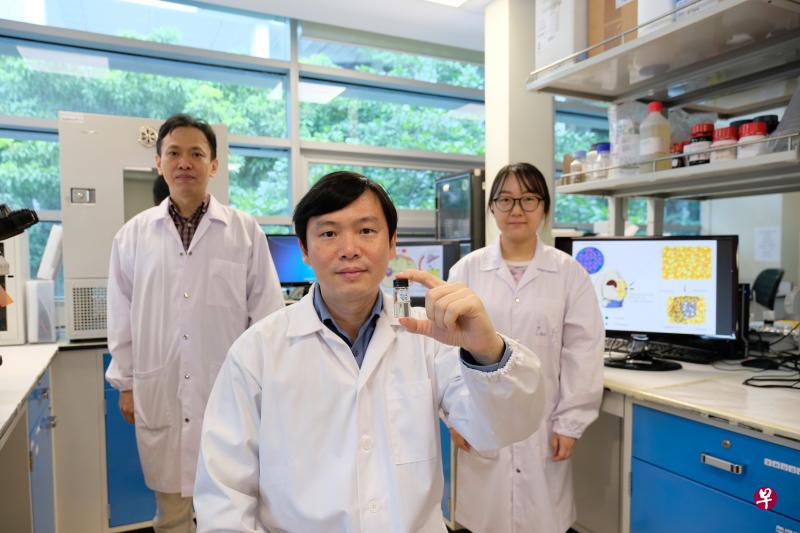 南大化学与生物医学工程学院高级博士后研究员许海明博士（左起）、陈鹏教授和即将成为博士后研究员的昝萍博士展示新研发的水凝胶。（南大提供）