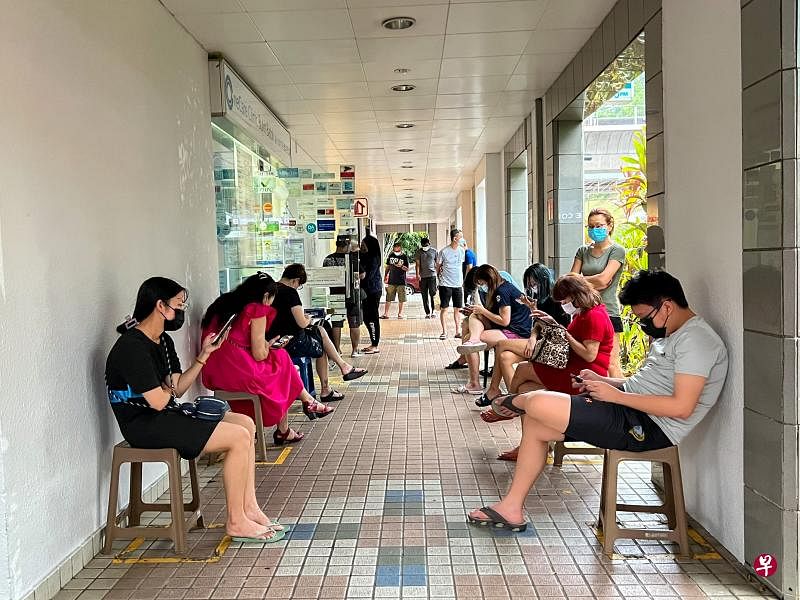 多家家庭诊所近日出现排队看诊的人龙，除了出现急性呼吸道感染症状的病患有所增加，一些冠病康复者为了向医生索取康复证明前去诊所。（陈渊庄摄）