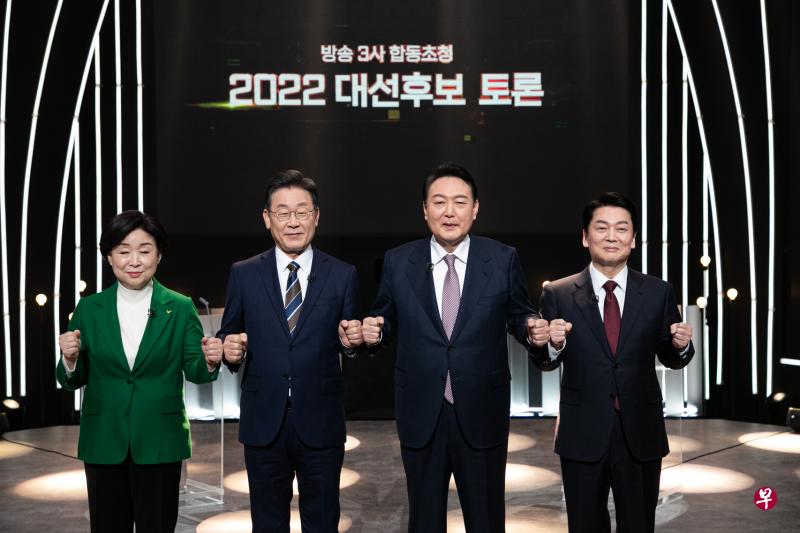 韩国正义党候选人沈相奵（左起）、共同民主党候选人李在明、国民力量党候选人尹锡悦、国民之党候选人安哲秀2月3日在总统选举电视辩论前合影。韩国总统选举将于3月9日举行。（新华社）