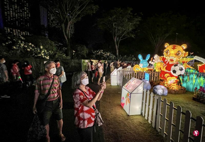 虽然全岛各处昨日下起了阵雨，许多公众仍与家人和朋友同游“春到河畔”，欣赏巨型花灯及现场表演。（严宣融摄）
