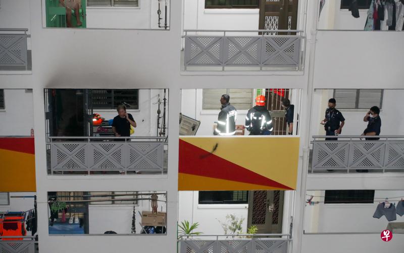 发生在循环路的火患由正在充电的个人代步工具引起，起火单位的大门与外部墙壁均被浓烟熏黑。（蔡家增摄）