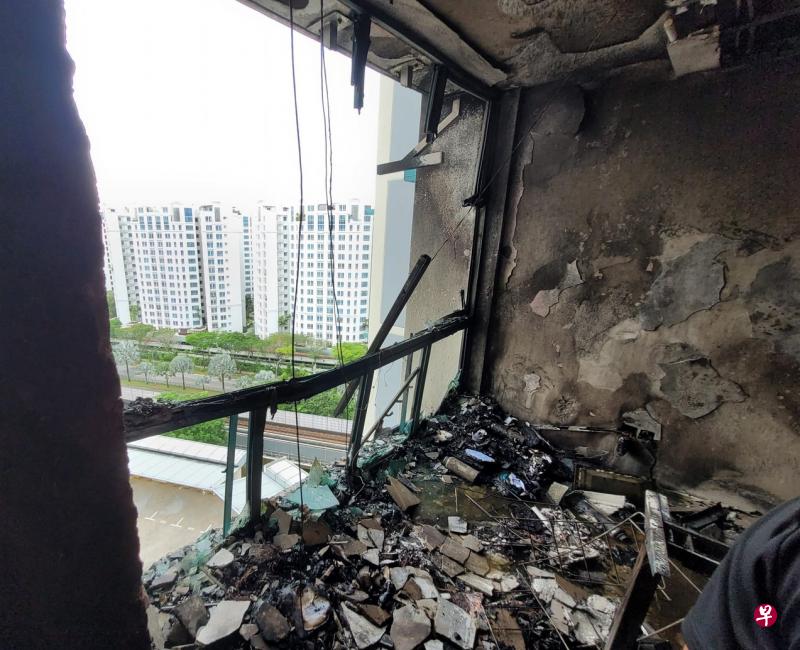 大火导致兀兰75通道第688F座组屋这间单位的玻璃窗框被烧熔掉到14楼组屋地面，主人房内的物品几乎被烧成灰烬。屋主估计损失可达15万。（取自民防部队面簿）