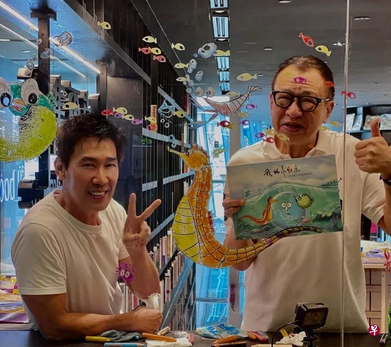 许绍雄（右）在陈之财作画时去给他加油打气。