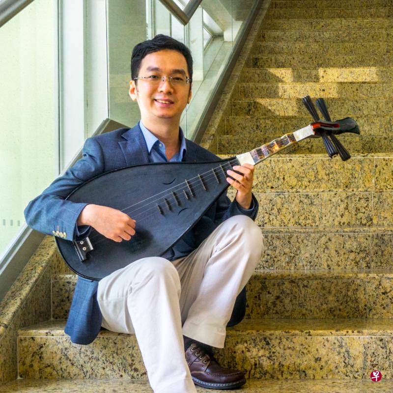 王辰威在湘灵音乐社潜心学习三个月，从创作技法到乐器演奏，其中就包括横抱南音琵琶。（王辰威提供）