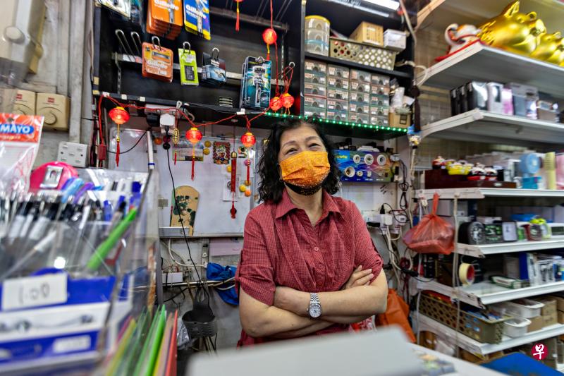 萧亚青在忠邦城经营五金店30年，但准备月底结业。（张思庆摄）