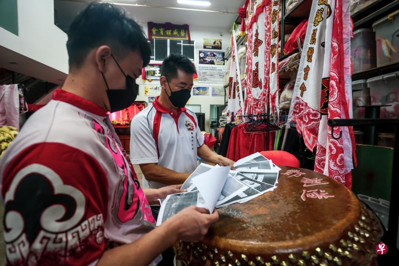 出发前团长把所有团员的抗原快速检测结果打印出来。 