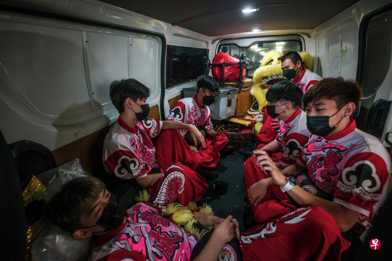 受防疫措施限制，小团队改用小型货车，少了喧闹的锣鼓声，气氛也变得安静。