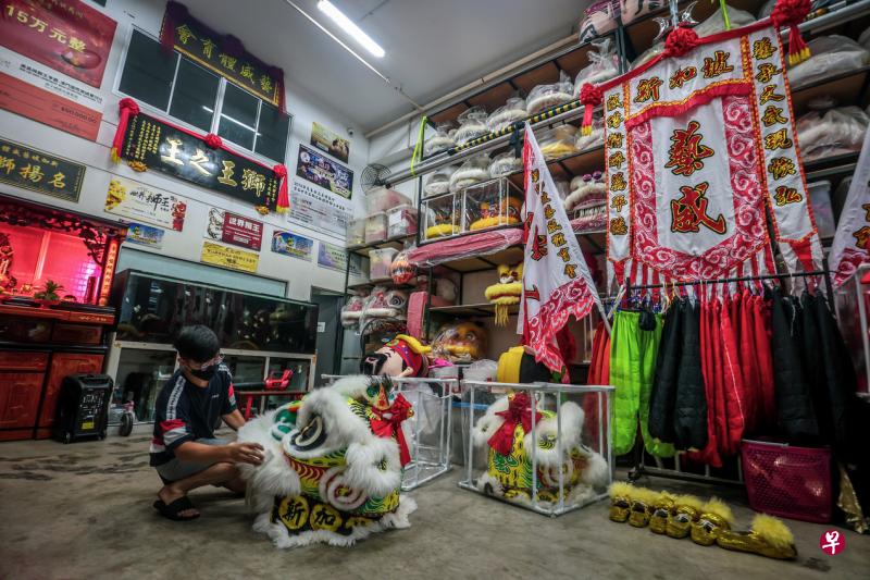 新加坡艺威体育会队员出发前在会所做准备。